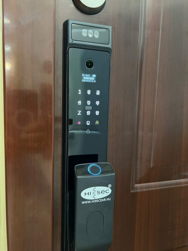Arcfelismerős okos zár bejárati ajtóra