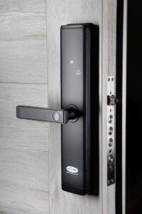 Mars cerradura instalada en puerta negra
